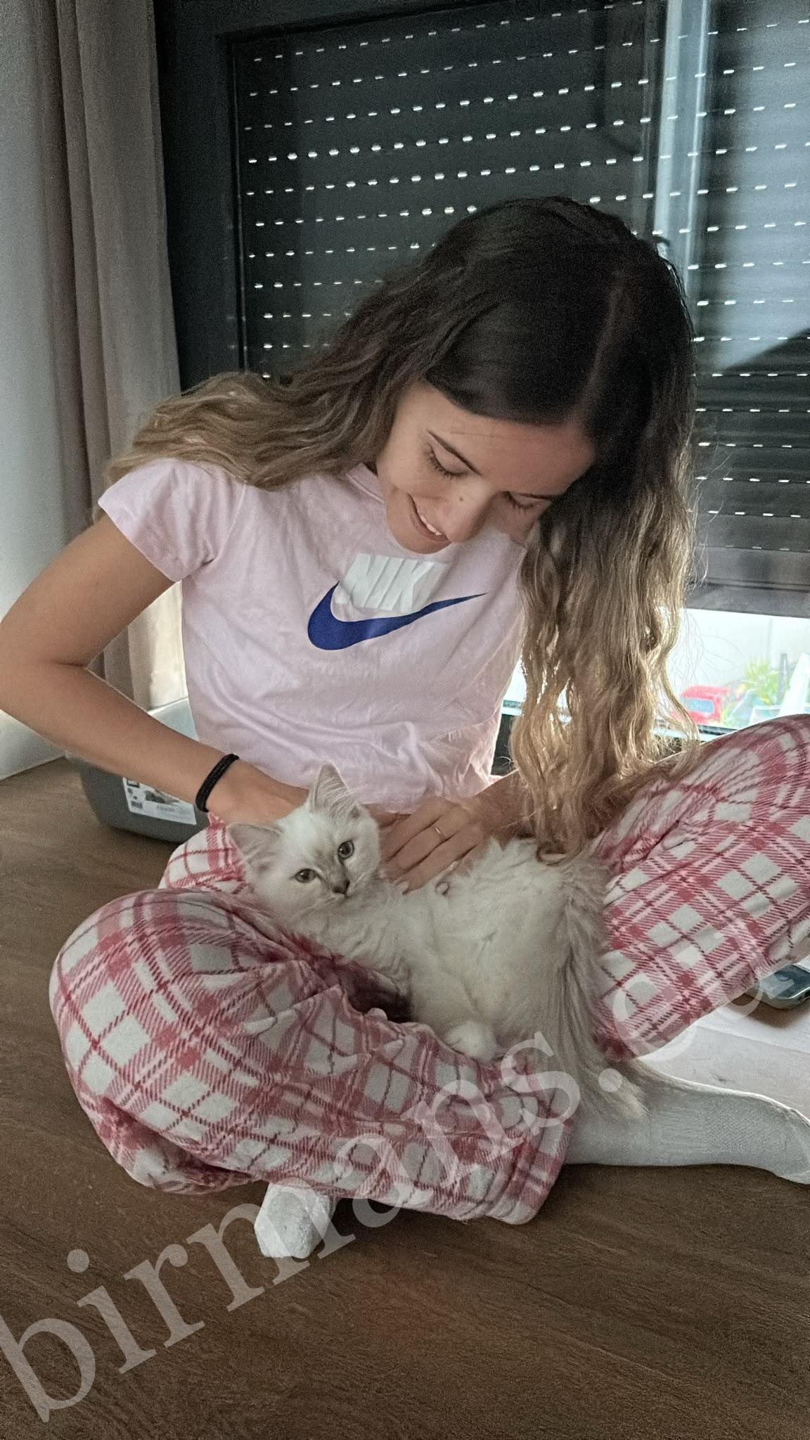 Saba Birman Whisper új gazdája ölében Madridban érkezése napján.